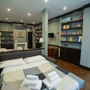  Apartment Two Sisters Italy
